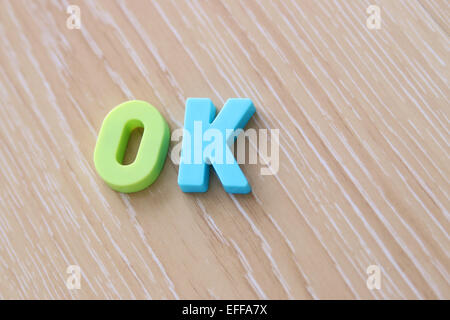 OK scritto utilizzando magnetico di lettere maiuscole Foto Stock