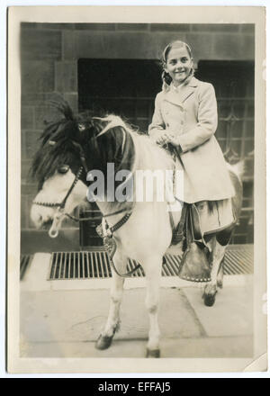 Il 12 Dic. 2014 - Canada - circa 1950: Riproduzione di un antico mostra fotografica di bambina sedi sul pony (credito Immagine: © Igor Golovniov/ZUMA filo/ZUMAPRESS.com) Foto Stock