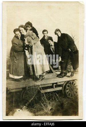 Il 12 Dic. 2014 - Canada - circa novecento: Riproduzione di un antico mostra fotografica di un gruppo di donne che pongono, in piedi su un carrello. (Credito Immagine: © Igor Golovniov/ZUMA filo/ZUMAPRESS.com) Foto Stock