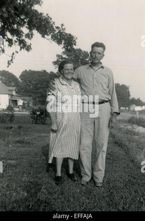 Il 12 Dic. 2014 - Canada - circa 1940s: Riproduzione di un antico mostra fotografica di famiglia dell'agricoltore che pongono nel giardino vicino alla sua casa (credito Immagine: © Igor Golovniov/ZUMA filo/ZUMAPRESS.com) Foto Stock