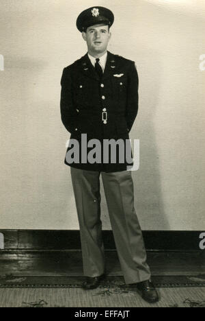 Il 12 Dic. 2014 - Canada - circa 1950: Riproduzione di un antico mostra fotografica di studio shot dell uomo in uniforme pilota (credito Immagine: © Igor Golovniov/ZUMA filo/ZUMAPRESS.com) Foto Stock