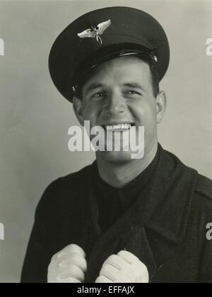 Il 12 Dic. 2014 - Canada - circa 1950: Riproduzione di un antico mostra fotografica di studio ritratto di smling uomo nel cappuccio pilota (credito Immagine: © Igor Golovniov/ZUMA filo/ZUMAPRESS.com) Foto Stock