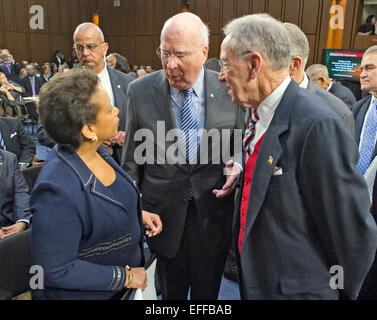 Stati Uniti senatori Patrick Leahy (Democratico del Vermont), centro classifica gli stati degli STATI UNITI Comitato del Senato sulla magistratura e Chuck Grassley (repubblicano di Iowa), destra, Presidente, U.S. Comitato del Senato sulla magistratura, condividere un paio di parole con Loretta Lynch, sinistra, U.S. Avvocato per il distretto orientale di New York, Stati Uniti Dipartimento di Giustizia, Brooklyn, NY prima che lei testimonia davanti alla Commissione di confermare la sua nomina come Stati Uniti Il procuratore generale sul Campidoglio di Washington, D.C. su Mercoledì, 28 gennaio 2015. Lei sarà la sostituzione di U.S. Il procuratore generale Eric Holder. Credito: Ron Sach Foto Stock