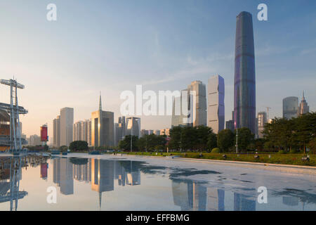 Centro finanziario internazionale e grattacieli di Zhujiang New Town, Tian He, Guangzhou, Guangdong, Cina Foto Stock