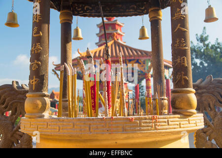 Bastoncini di incenso presso il Monastero dei Diecimila Buddha, Shatin, Nuovi Territori di Hong Kong Foto Stock