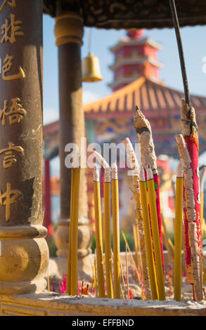 Bastoncini di incenso presso il Monastero dei Diecimila Buddha, Shatin, Nuovi Territori di Hong Kong Foto Stock