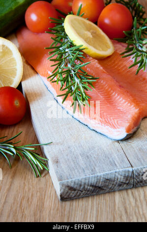 Salmone fresco con rosmarino e verdure Foto Stock