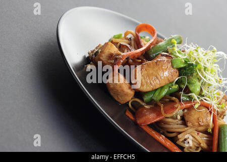 Pollo con carote, broccoli, tagliatelle, germogli e peperoncino STIR FRY. Foto Stock