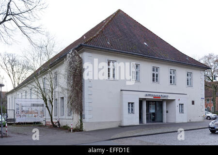 Al cosiddetto Ritterakademie in Lueneburg, Bassa Sassonia, Germania il processo contro Oscar Groening inizierà il 21 aprile. Il 93 enne ex Auschwitz SS guard, sarà provato con l accusa di essere un accessorio per l'assassinio di 300.000 persone. Groening era in carica della selezione, il conteggio e la prenotazione il denaro della gente uccisa. Foto Stock