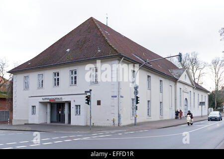 Al cosiddetto Ritterakademie in Lueneburg, Bassa Sassonia, Germania il processo contro Oscar Groening inizierà il 21 aprile. Il 93 enne ex Auschwitz SS guard, sarà provato con l accusa di essere un accessorio per l'assassinio di 300.000 persone. Groening era in carica della selezione, il conteggio e la prenotazione il denaro della gente uccisa. Foto Stock