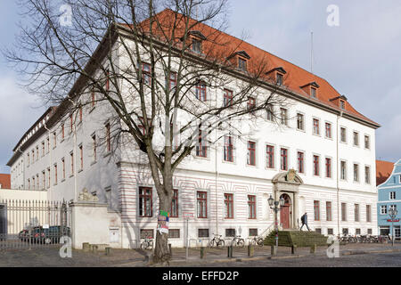 La corte distrettuale di Lueneburg, Bassa Sassonia, Germania è responsabile del processo contro Oskar Groening che inizierà il 21 aprile. Il 93 enne ex Auschwitz SS guard, sarà provato con l accusa di essere un accessorio per l'assassinio di 300.000 persone. Groening era in carica della selezione, il conteggio e la prenotazione il denaro della gente uccisa. In quanto non vi è più spazio, la reale sperimentazione avrà luogo nella cosiddetta 'Ritterakademie'. Foto Stock