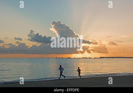 Repubblica Dominicana. Jogging sulla spiaggia di Punta Cana a sunrise. 2015. Foto Stock