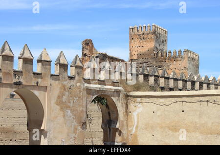 Mura fortificate che circondano la città antica di Fes, Marocco Foto Stock