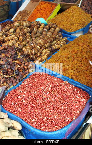 Frutta secca e legumi in un mercato in stallo in Marocco Foto Stock