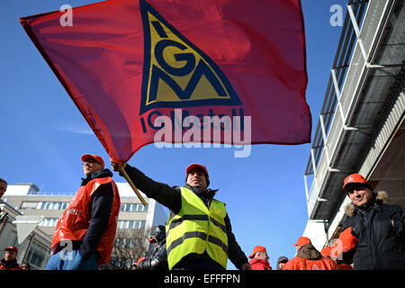 Monaco di Baviera, Germania. 03Feb, 2015. Numerose BMW-dipendenti prendono parte ad un sciopero onda e una bandiera europea sulla fabbrica BMW sito in Monaco di Baviera, Germania, 03 febbraio 2015. IG Metall chiamati per scioperi di avvertimento in 22 aziende in Baviera. Foto: ANDREAS GEBERT/dpa/Alamy Live News Foto Stock