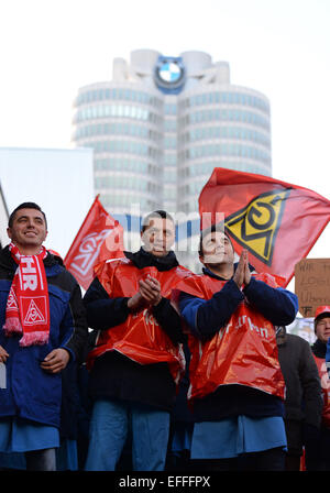 Monaco di Baviera, Germania. 03Feb, 2015. Numerose BMW-dipendenti prendono parte ad un colpo di avvertimento sulla fabbrica BMW sito in Monaco di Baviera, Germania, 03 febbraio 2015. IG Metall chiamati per scioperi di avvertimento in 22 aziende in Baviera. Foto: ANDREAS GEBERT/dpa/Alamy Live News Foto Stock