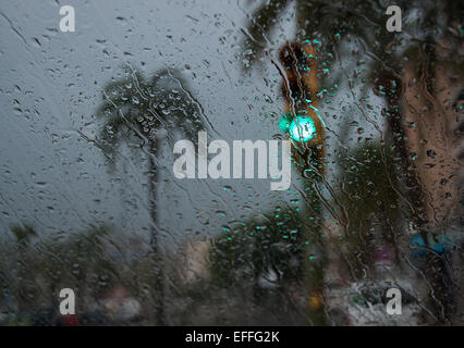 La luce verde che brilla attraverso piovosa finestra auto nel traffico, Palma di Maiorca, isole Baleari, Spagna. Foto Stock