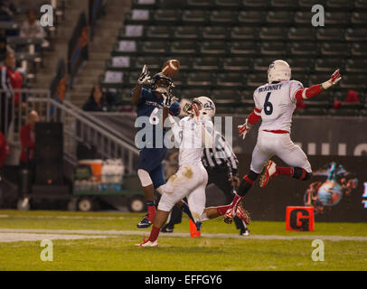 Carson, CA. 4 gennaio, 2015. West Coast squadra bianca e Nebraska Cornhuskers signee cornerback (7) Eric Lee rompe il pass durante il quarto Annual Semper Fidelis ciotola All-American partita di calcio tra la squadra blu dalla costa orientale e la squadra bianca della costa occidentale, presso il Centro StubHub a Carson, California. La costa est blue team sconfitto il west coast team bianco 24-3. (Obbligatorio Credito: Juan Lainez/MarinMedia/Cal Sport Media) © csm/Alamy Live News Foto Stock