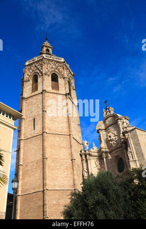 Osservando il Miguelete Campanile della Cattedrale di Valencia Spagna Foto Stock