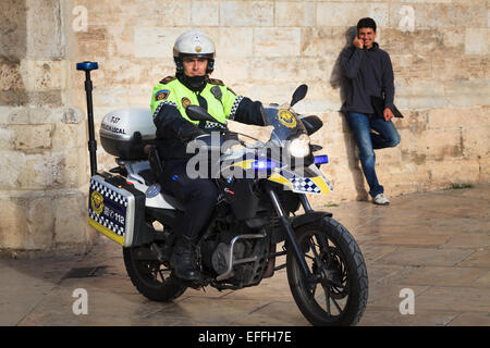 Lo spagnolo di polizia stradale motociclista in area pedonale di Valencia Foto Stock