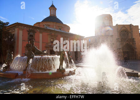 Fontana di Turia Plaza de la Virgen La Seu con la Basilica de la Virgen de los Desamparados e Cattedrale di Valencia Spagna Foto Stock