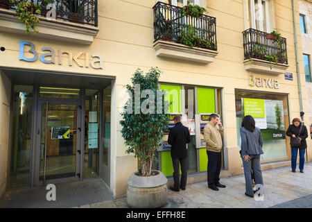 I clienti che utilizzano ATM al di fuori di un ramo di Bankia Spagna Foto Stock