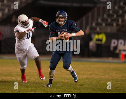 Carson, CA. 4 gennaio, 2015. Costa est Blue team e Vanderbilt Commodore commit verbali (14) Kyle Shurmur evita il pass rush durante il quarto Annual Semper Fidelis ciotola All-American partita di calcio tra la squadra blu dalla costa orientale e la squadra bianca della costa occidentale, presso il Centro StubHub a Carson, California. La costa est blue team sconfitto il west coast team bianco 24-3. (Obbligatorio Credito: Juan Lainez/MarinMedia/Cal Sport Media) © csm/Alamy Live News Foto Stock