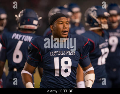 Carson, CA. 4 gennaio, 2015. Costa est Blue team e Michigan State signee linebacker (18) Tyriq Thompson si prende una pausa durante il quarto Annual Semper Fidelis ciotola All-American partita di calcio tra la squadra blu dalla costa orientale e la squadra bianca della costa occidentale, presso il Centro StubHub a Carson, California. La costa est blue team sconfitto il west coast team bianco 24-3. (Obbligatorio Credito: Juan Lainez/MarinMedia/Cal Sport Media) © csm/Alamy Live News Foto Stock