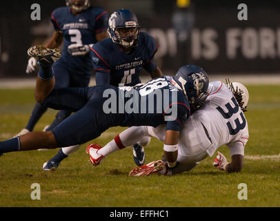 Carson, CA. 4 gennaio, 2015. Costa est Blue team e Michigan State signee linebacker (18) Tyriq Thompson effettua un affrontare durante il quarto Annual Semper Fidelis ciotola All-American partita di calcio tra la squadra blu dalla costa orientale e la squadra bianca della costa occidentale, presso il Centro StubHub a Carson, California. La costa est blue team sconfitto il west coast team bianco 24-3. (Obbligatorio Credito: Juan Lainez/MarinMedia/Cal Sport Media) © csm/Alamy Live News Foto Stock