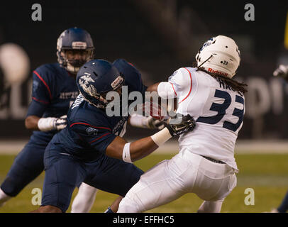 Carson, CA. 4 gennaio, 2015. Costa est Blue team e Michigan State signee linebacker (18) Tyriq Thompson effettua un affrontare durante il quarto Annual Semper Fidelis ciotola All-American partita di calcio tra la squadra blu dalla costa orientale e la squadra bianca della costa occidentale, presso il Centro StubHub a Carson, California. La costa est blue team sconfitto il west coast team bianco 24-3. (Obbligatorio Credito: Juan Lainez/MarinMedia/Cal Sport Media) © csm/Alamy Live News Foto Stock