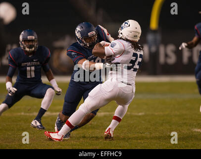 Carson, CA. 4 gennaio, 2015. Costa est Blue team e Michigan State signee linebacker (18) Tyriq Thompson effettua un affrontare durante il quarto Annual Semper Fidelis ciotola All-American partita di calcio tra la squadra blu dalla costa orientale e la squadra bianca della costa occidentale, presso il Centro StubHub a Carson, California. La costa est blue team sconfitto il west coast team bianco 24-3. (Obbligatorio Credito: Juan Lainez/MarinMedia/Cal Sport Media) © csm/Alamy Live News Foto Stock