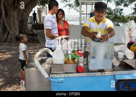 PANAMA CITY, PANAMA - Venditore per la vendita di frutta aromatizzate con ghiaccio e rasata, noto come raspado. Radere il ghiaccio è una grande famiglia di ghiaccio-base de Foto Stock