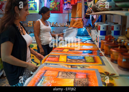 All'interno del mercato di artigianato nella vecchia città di Panama, Panama America centrale. Una donna al di fuori dell'enorme Mercado Nacional de Artesania Foto Stock