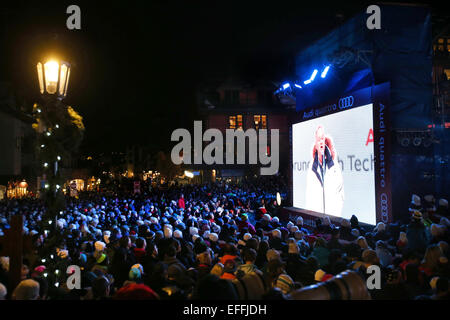 Beaver Creek, Colorado, Stati Uniti d'America. 02Feb, 2015. Spettatori assistono il presidente Fis Gian-Franco Kasper in occasione della cerimonia di apertura del Sci Alpino Campionati del Mondo di Vail - Beaver Creek, Colorado, Stati Uniti d'America, 02 febbraio 2015. Credito: dpa picture alliance/Alamy Live News Foto Stock