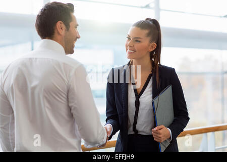 La gente di affari di incontro e condivisione delle idee Foto Stock