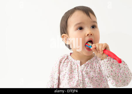 Bambina spazzolare i suoi denti Foto Stock