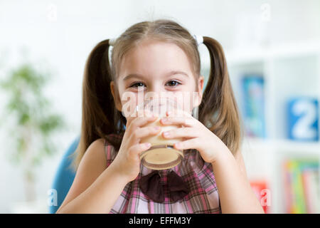 Kid bere latte dal vetro Foto Stock