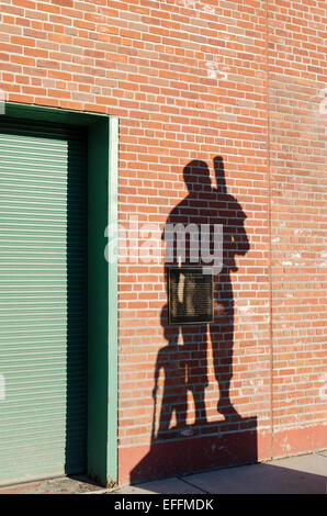 Ombra di Ted Williams statua in bronzo al di fuori il Fenway Park baseball massa, Fenway Park, Boston, M.A., U.S.A. Foto Stock