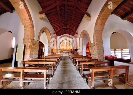 Spagna Galizia: navata della chiesa romanica di Santa Maria la Real di O Cebreiro Foto Stock