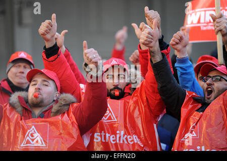 Monaco di Baviera, Germania. 03Feb, 2015. BMW-dipendenti di prendere parte ad un colpo di avvertimento ondata di una bandiera europea in una fabbrica BMW sito in Monaco di Baviera, Germania, 03 febbraio 2015. IG Metall chiamato per avvertimento colpisce 22 stabilimenti in Baviera. Foto: ANDREAS GEBERT/dpa/Alamy Live News Foto Stock