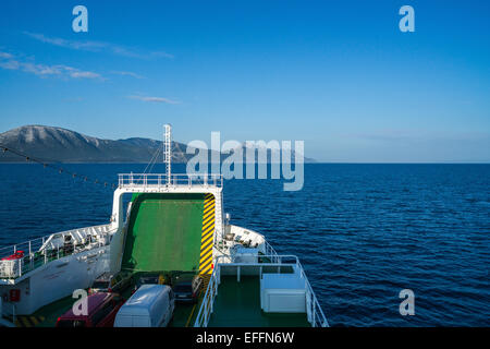 Un traghetto verso Trpanj città della penisola di Sabbioncello in Croazia Foto Stock