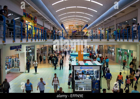 Negozi di Panama in Albrook Mall. Con più di 500 negozi, il Albrook mall è il centro commerciale più grande della città di Panama e cielo Foto Stock