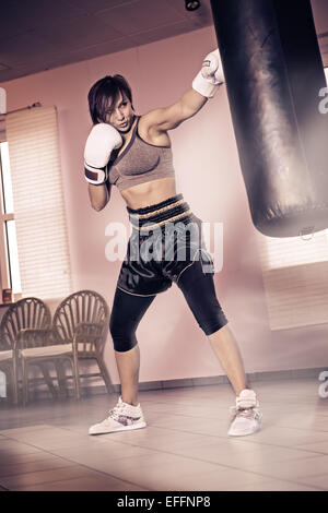 Boxer femmina durante il corso di formazione in una palestra Foto Stock