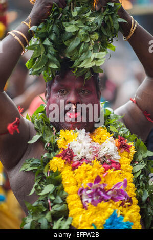 Uomo indù che trasportano un Kavadi ( onere) contenente latte durante Thaipusum 2015 in Grotte Batu, Malaysia Foto Stock