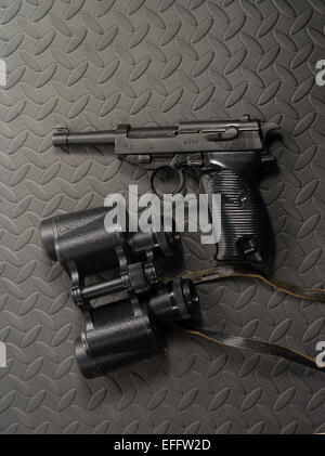 Walther P38 pistola e binocolo Foto Stock