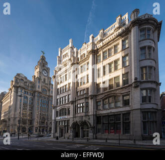 Il famoso edificio a torre in primo piano () e il Royal Liver Building in Liverpool. Foto Stock
