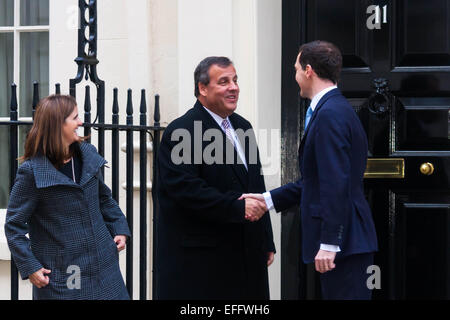 A Downing Street, Londra, Regno Unito. 3 febbraio, 2015. New Jersey Governatore e presidenziale repubblicano speranzoso Chris Christie accompagnato dalla moglie Maria visite cancelliere britannico George Osbourne al n. 11 Downing Street, il rifiuto di dare un comunicato stampa ma raccontando le raccolte media 'Abbiamo avuto un sacco di divertimento!". Credito: Paolo Davey/Alamy Live News Foto Stock