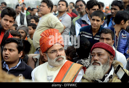 New Delhi, India. 3 febbraio, 2015. Un Bharatiya Janata Party (BJP) sostenitore (C) anteriore abiti come il leader e il Primo Ministro indiano Narendra modi durante un comizio elettorale in cui modi ha affrontato la folla davanti al gruppo di Delhi elezioni in New Delhi, India, Febbraio 3, 2015. © Partha Sarkar/Xinhua/Alamy Live News Foto Stock