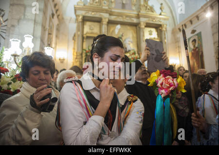 Febbraio 2, 2015 - Madrid, Spagna - i primi giorni di febbraio la festa religiosa della Vergine di Candelaria è celebrato in Spagna. La piccola città di Almonacid del Marquesado in Cuenca celebra la danza e adorare la Vergine di Candelaria mentre si cammina per le strade del luogo. (Credito Immagine: © Nacho Guadano/ZUMA filo) Foto Stock