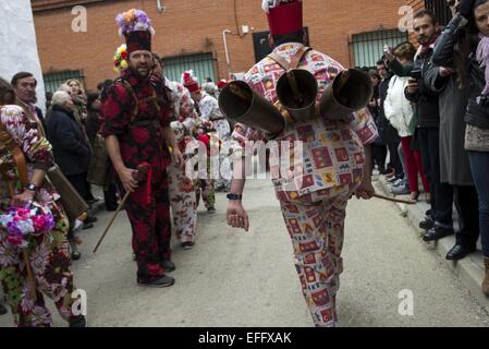 Febbraio 2, 2015 - Madrid, Spagna - i primi giorni di febbraio la festa religiosa della Vergine di Candelaria è celebrato in Spagna. La piccola città di Almonacid del Marquesado in Cuenca celebra la danza e adorare la Vergine di Candelaria mentre si cammina per le strade del luogo. (Credito Immagine: © Nacho Guadano/ZUMA filo) Foto Stock